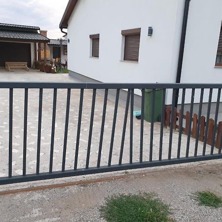 Apartman Filip Udbina Exteriér fotografie