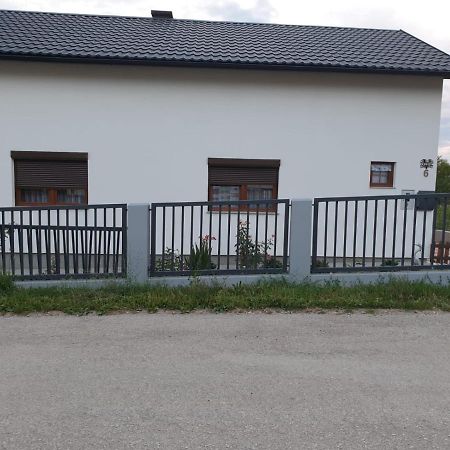 Apartman Filip Udbina Exteriér fotografie