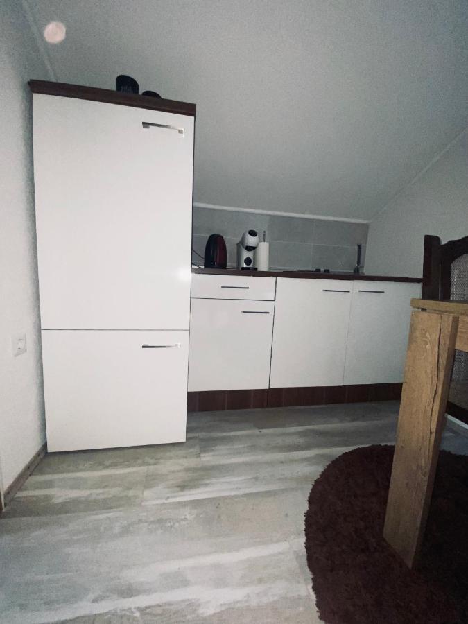 Apartman Filip Udbina Exteriér fotografie