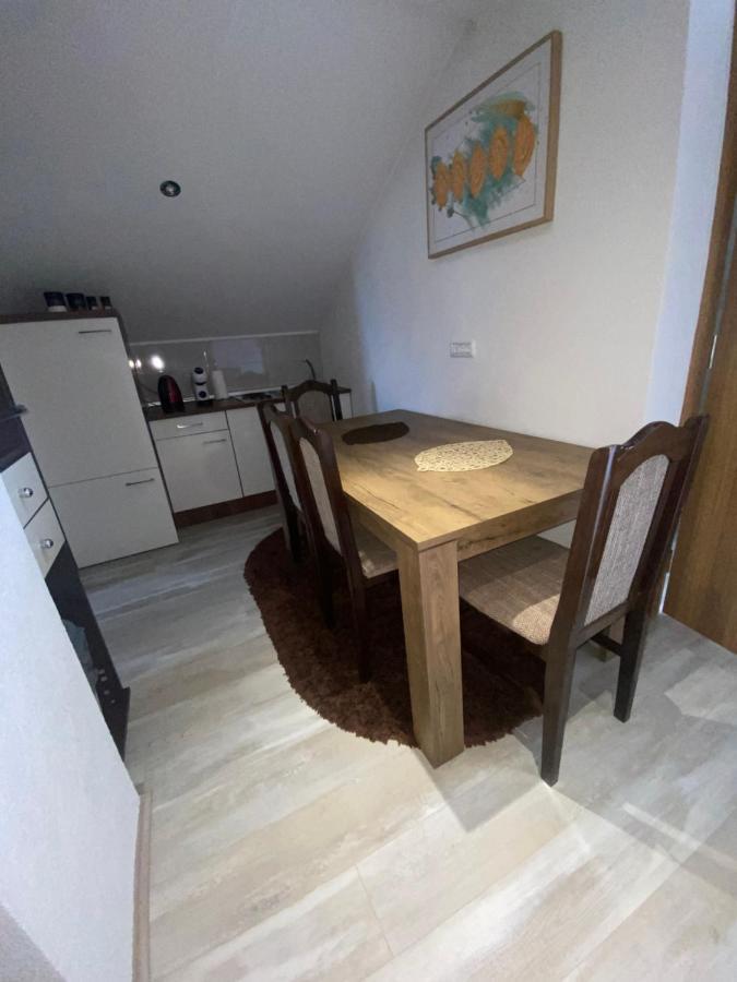 Apartman Filip Udbina Exteriér fotografie
