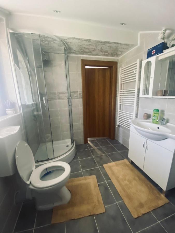 Apartman Filip Udbina Exteriér fotografie