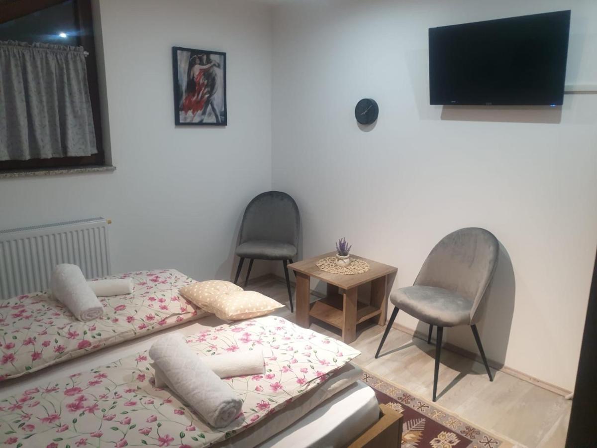 Apartman Filip Udbina Exteriér fotografie