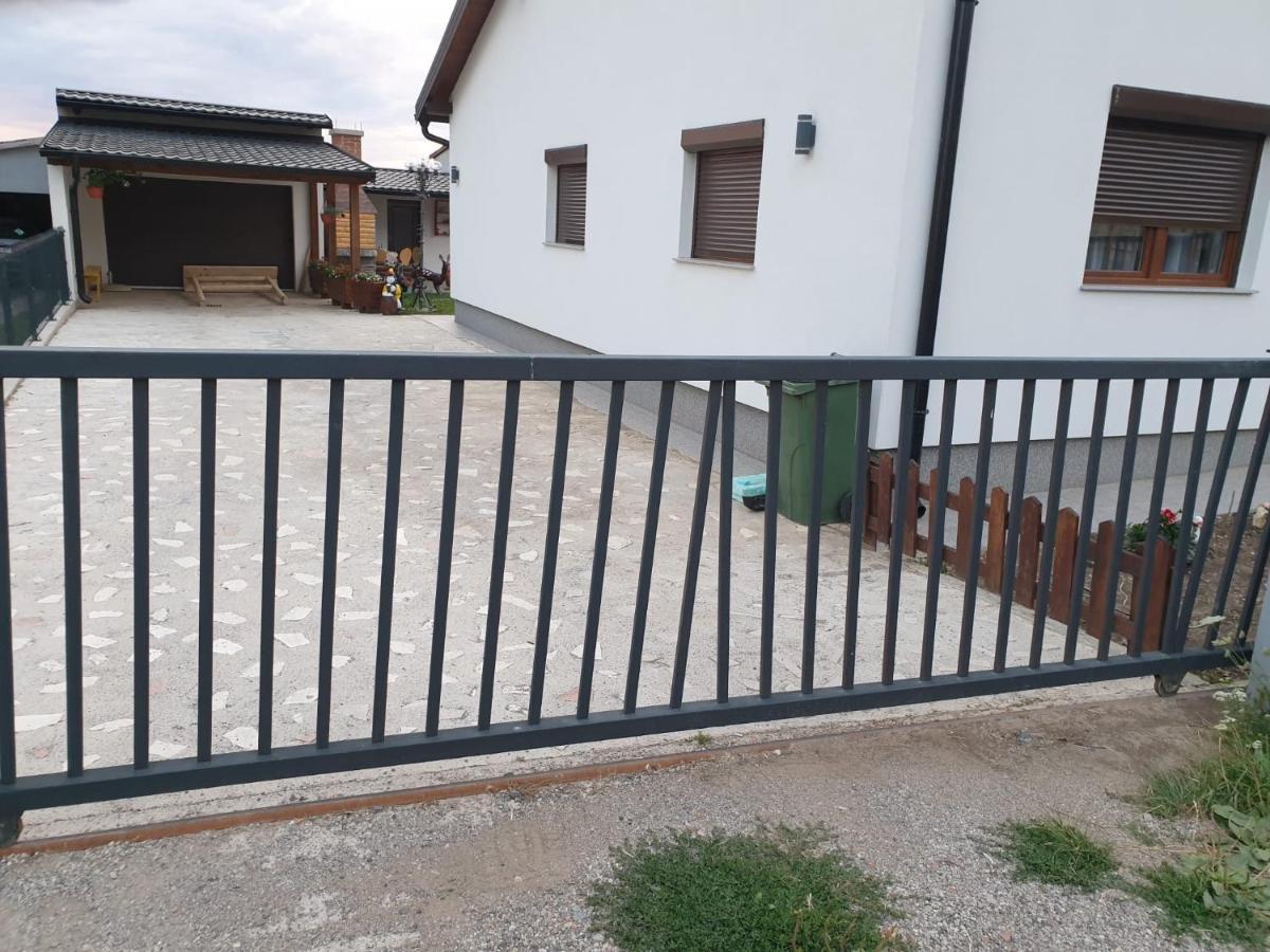 Apartman Filip Udbina Exteriér fotografie
