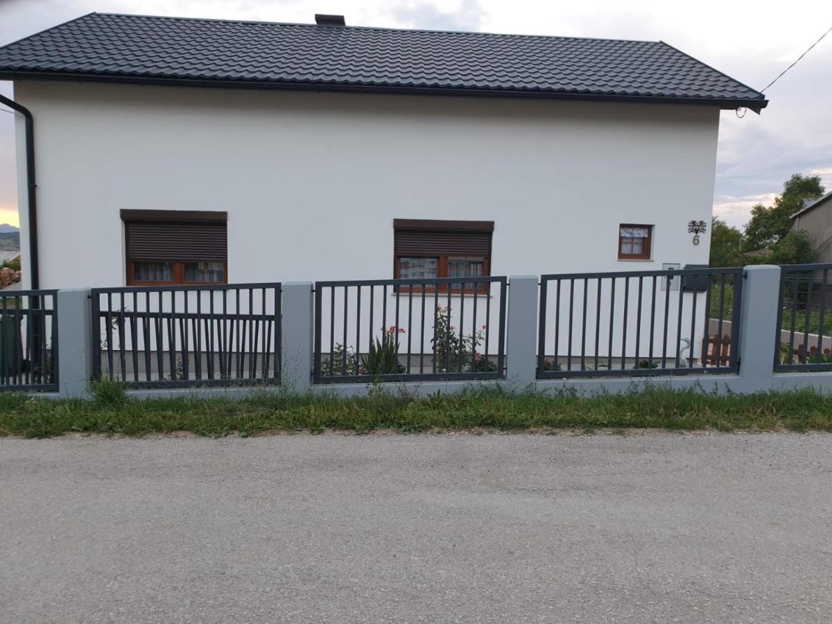 Apartman Filip Udbina Exteriér fotografie